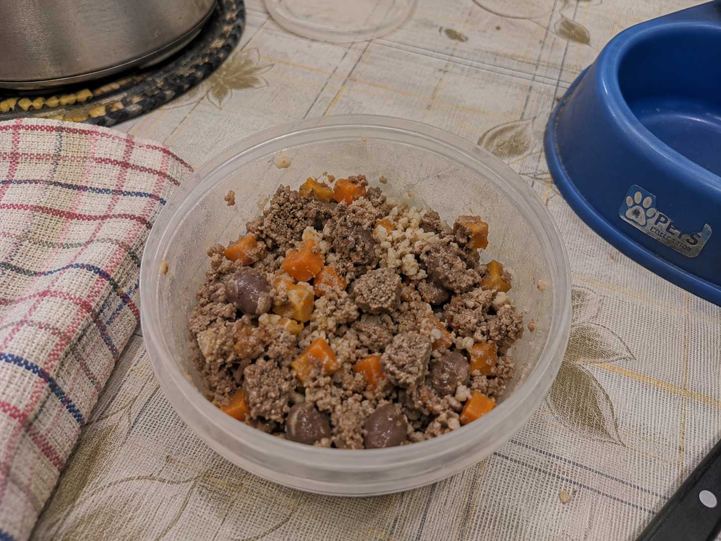 Comida natural preparada junto a un perro